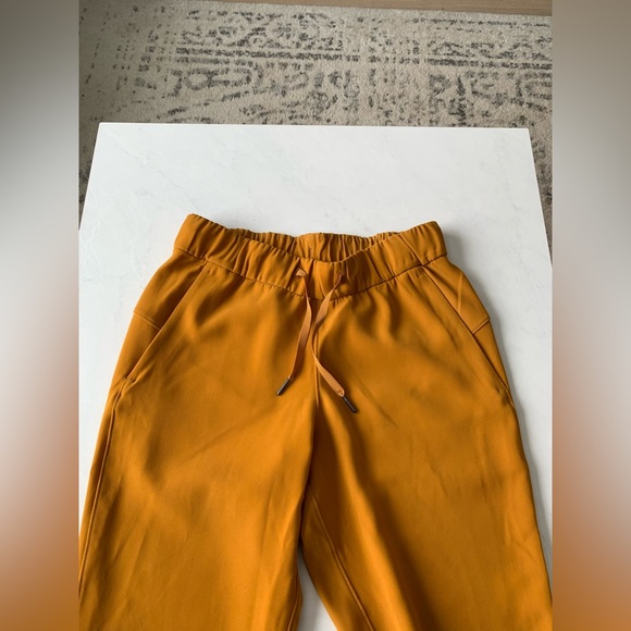 Lululemon On The Fly (woven) pants. Size 4, 7/8 length. - Picture 3 of 8